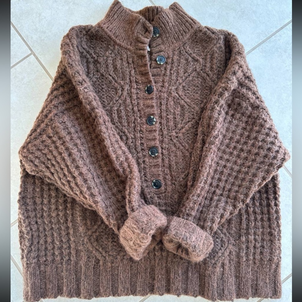 american eagle sweater. very good condition. only worn a few times